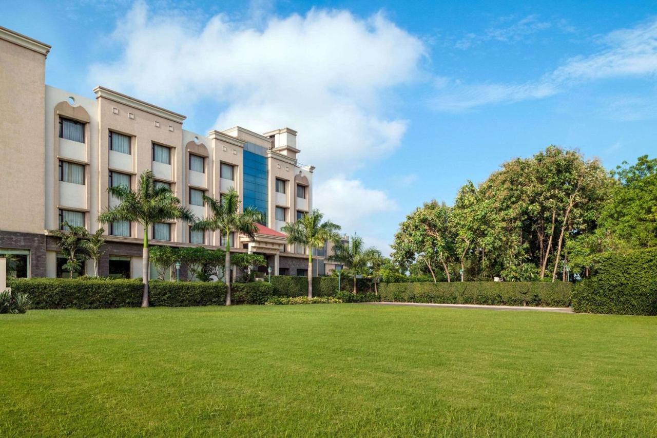 Ramada By Wyndham Varanasi Katesar Chandauli Dış mekan fotoğraf