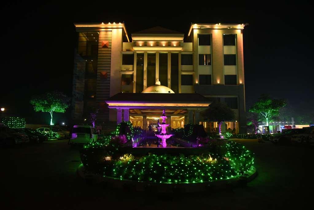Ramada By Wyndham Varanasi Katesar Chandauli Dış mekan fotoğraf