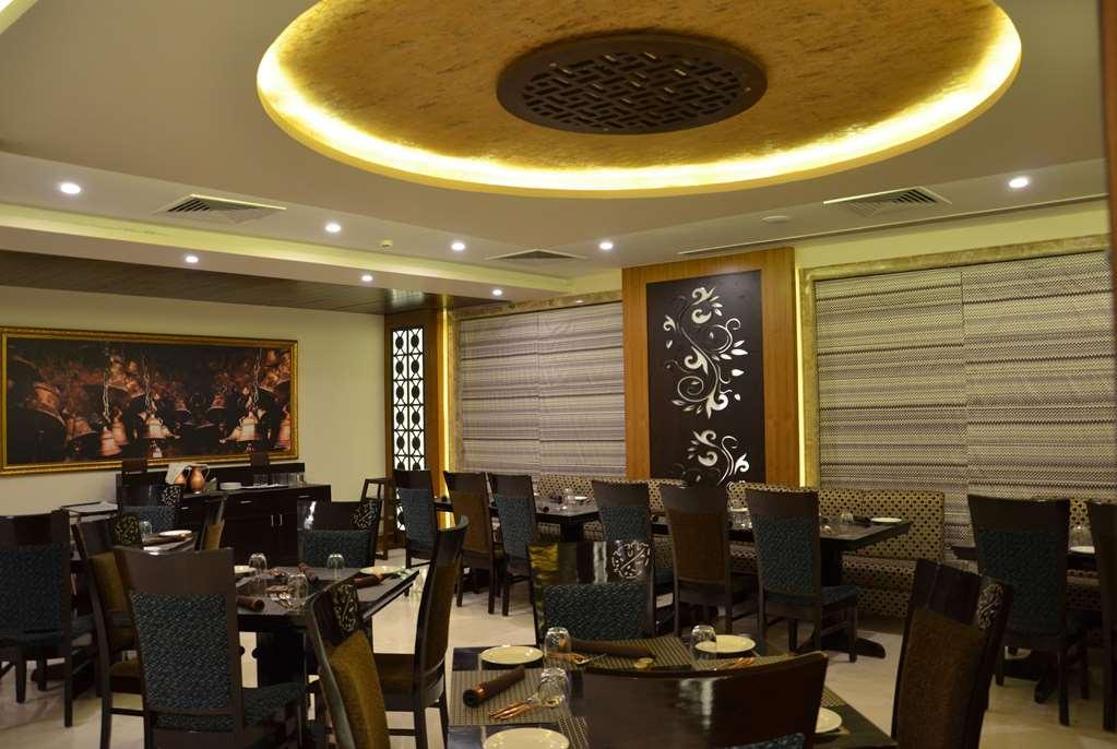 Ramada By Wyndham Varanasi Katesar Chandauli Restoran fotoğraf