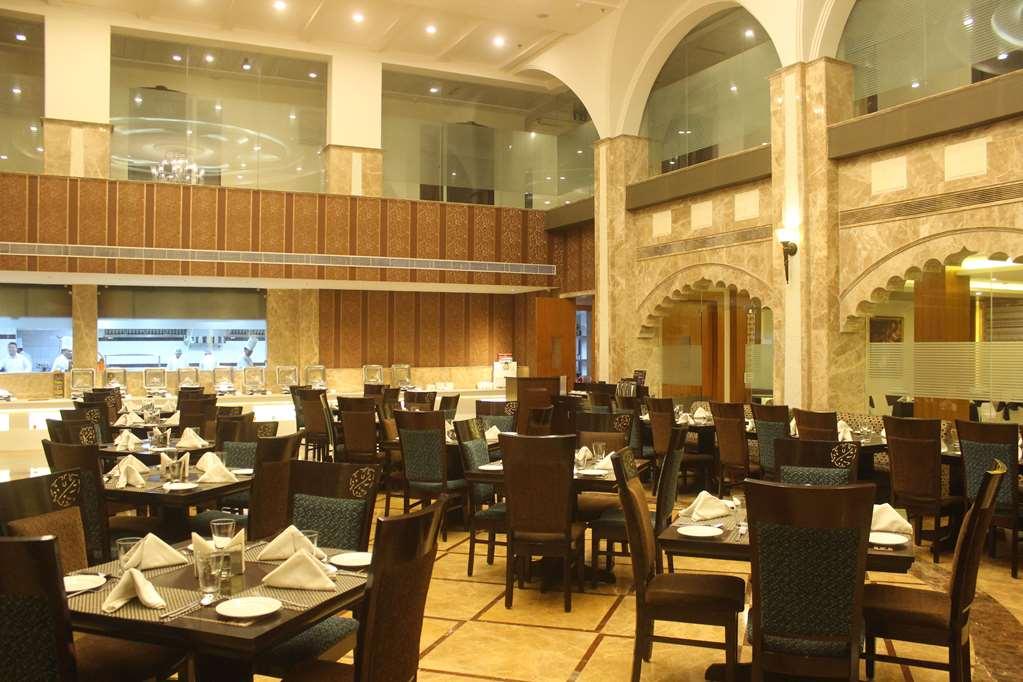 Ramada By Wyndham Varanasi Katesar Chandauli Restoran fotoğraf