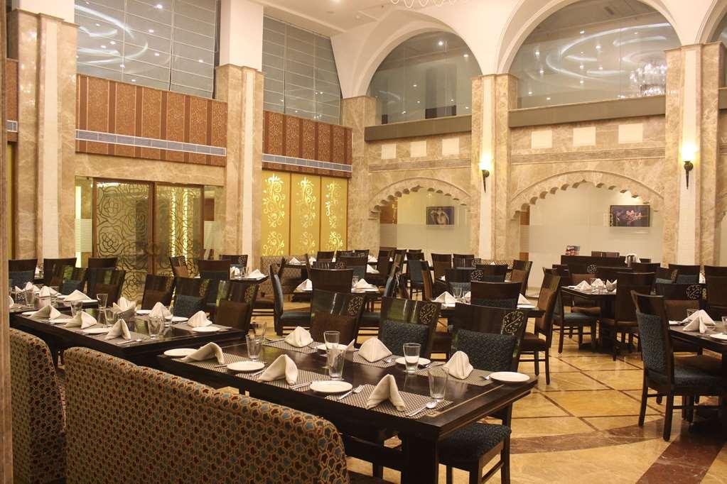 Ramada By Wyndham Varanasi Katesar Chandauli Restoran fotoğraf