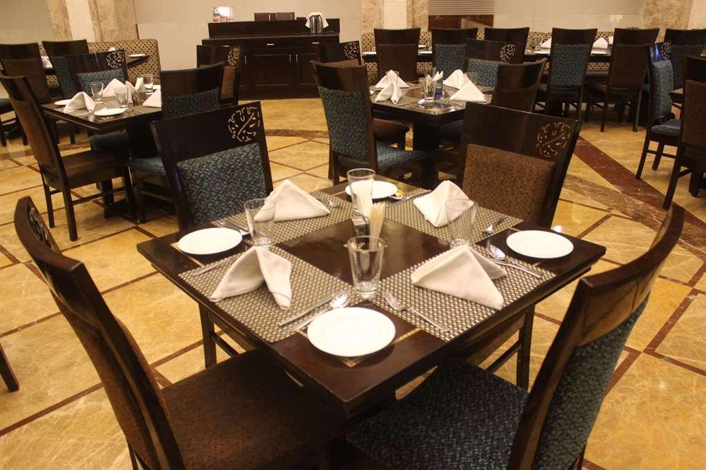 Ramada By Wyndham Varanasi Katesar Chandauli Restoran fotoğraf